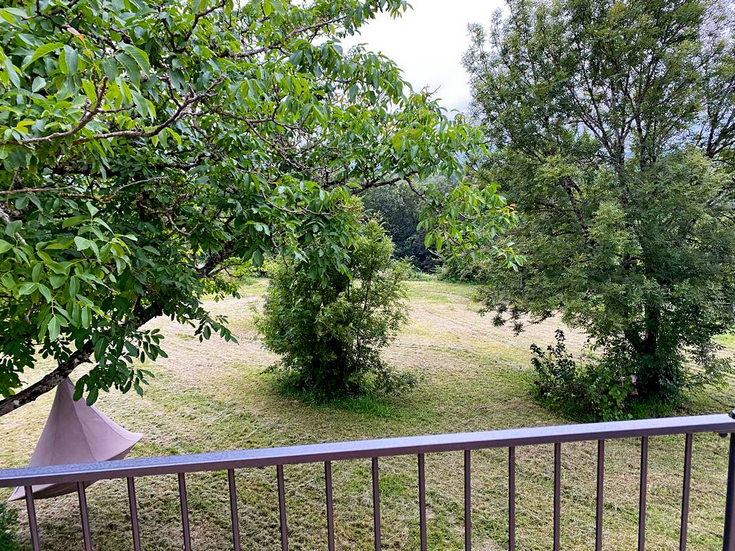 Vue sur le jardin depuis le balcon-terasse.