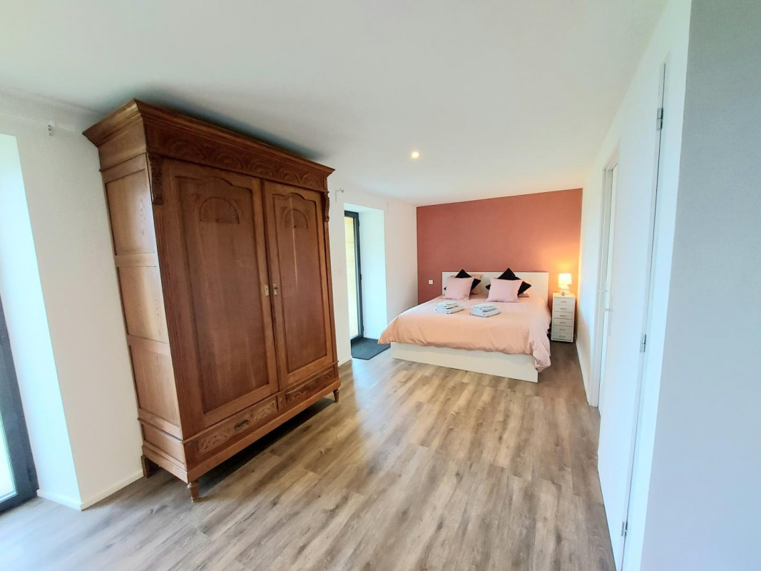 Chambre au rez-de-chaussée, ambiance douce et naturelle.